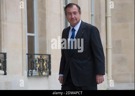 Martin Bouygues, CEO der Bouygues Gruppe, kommt am 28. April 2014 in einem Renault-Elektroauto "ZOE" im Elysee Palace in Paris an. Der deutsche Industriegigant Siemens entscheidet nach Gesprächen mit dem französischen Präsidenten Francois Hollande am 28. April über eine mögliche Ausschreibung für den französischen Ingenieurkonzern Alstom über "So bald wie möglich". Foto von Christophe Guibbaud/ABACAPRESS.COM Stockfoto