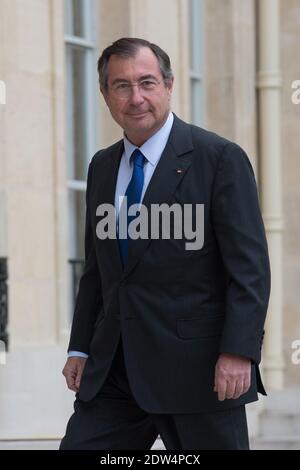 Martin Bouygues, CEO der Bouygues Gruppe, kommt am 28. April 2014 in einem Renault-Elektroauto "ZOE" im Elysee Palace in Paris an. Der deutsche Industriegigant Siemens entscheidet nach Gesprächen mit dem französischen Präsidenten Francois Hollande am 28. April über eine mögliche Ausschreibung für den französischen Ingenieurkonzern Alstom über "So bald wie möglich". Foto von Christophe Guibbaud/ABACAPRESS.COM Stockfoto