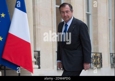 Martin Bouygues, CEO der Bouygues Gruppe, kommt am 28. April 2014 in einem Renault-Elektroauto "ZOE" im Elysee Palace in Paris an. Der deutsche Industriegigant Siemens entscheidet nach Gesprächen mit dem französischen Präsidenten Francois Hollande am 28. April über eine mögliche Ausschreibung für den französischen Ingenieurkonzern Alstom über "So bald wie möglich". Foto von Christophe Guibbaud/ABACAPRESS.COM Stockfoto