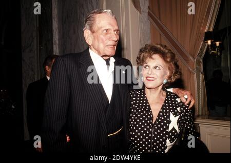 Joseph Cotten, Ehefrau Patricia Medina bei Buddy Ebsens 84. Geburtstag 20. März 1992 / Aktenzeichen # 34000-1691PLTHA Stockfoto