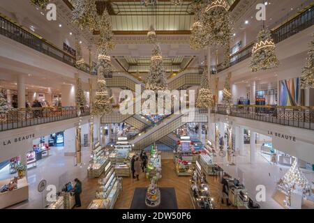 Paris, Frankreich - 12 21 2020: Der Bon Marché Laden mit seinen unglaublichen Treppen und Weihnachtsdekorationen in der Covid Periode Stockfoto