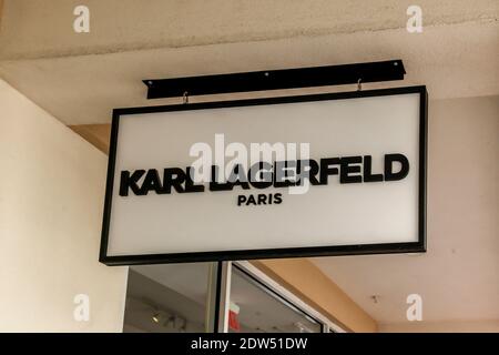 Orlando, Florida, USA - 24. Februar 2020: Karl Lagerfeld Paris hängt ein Schild vor dem Laden in Orlando, Florida, USA. Stockfoto