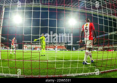 EMMEN, NIEDERLANDE - DEZEMBER 22: 22-12-2020: Voetbal: FC Emmen / FC Utrecht: Emmen, L-R Miguel Araujo vom FC Emmen, Keeper Dennis Telgenkamp vom FC EMM Stockfoto