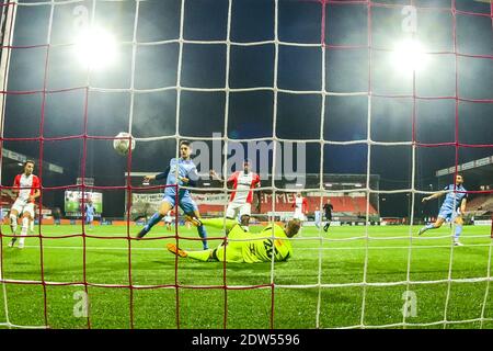 EMMEN, NIEDERLANDE - DEZEMBER 22: 22-12-2020: Voetbal: FC Emmen / FC Utrecht: Emmen, L-R Adrian Dalmau vom FC Utrecht, Keeper Dennis Telgenkamp vom FC E Stockfoto