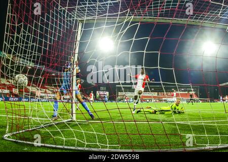 EMMEN, NIEDERLANDE - DEZEMBER 22: 22-12-2020: Voetbal: FC Emmen / FC Utrecht: Emmen, L-R Adrian Dalmau vom FC Utrecht, Miguel Araujo vom FC Emmen, Keep Stockfoto