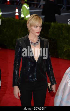 Amber Valletta besucht das Metropolitan Museum of Art's Costume Institute Benefit und feiert die Eröffnung von "Charles James: Beyond Fashion" und das neue Anna Wintour Costume Center, in New York City, NY, USA, am 5. Mai 2014. Foto von Briquet-Douliery/ABACAPRESS.COM Stockfoto