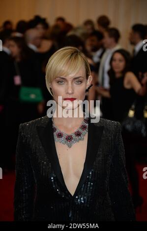 Amber Valletta besucht das Metropolitan Museum of Art's Costume Institute Benefit und feiert die Eröffnung von "Charles James: Beyond Fashion" und das neue Anna Wintour Costume Center, in New York City, NY, USA, am 5. Mai 2014. Foto von Briquet-Douliery/ABACAPRESS.COM Stockfoto
