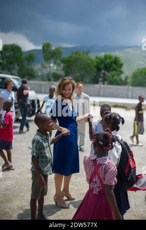 Valerie Trierweiler mischt sich am 6. Mai 2014 in der Schulanlage in Riviere Froide, Haiti, mit den Kindern. Frankreichs ehemalige First Lady nimmt an einer humanitären Reise Teil, die vom französischen Wohltätigkeitsverein Secours Populaire Francais organisiert wird. Foto von Julie Rouzier/ABACAPRESS.COM Stockfoto