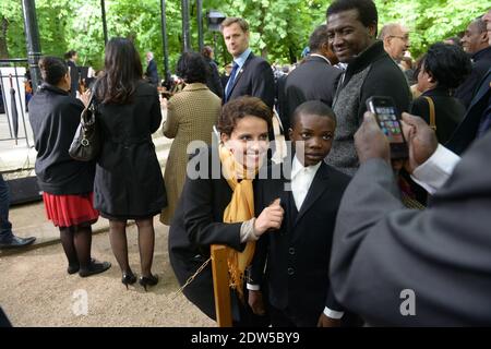 Die Ministerin für Frauenrechte, Najat Vallaud-Belkacem, posiert für ein Bild mit einem Kind am Ende einer Zeremonie anlässlich des "Nationaltages der Erinnerung an die Sklaverei und ihre Abschaffung" am 10. Mai 2014 im Jardin du Luxembourg in Paris, Frankreich. Foto von Ammar Abd Rabbo/ABACAPRESS.COM Stockfoto