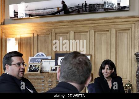 Die Bürgermeisterin von Paris, Anne Hidalgo, empfängt den Bürgermeister von Montreal, Denis Coderre, vor einem Treffen und der Unterzeichnung eines Kooperationsabkommens über digitale Medien am 13. Mai 2014 in Paris, Frankreich. Foto von Stephane Lemouton/ABACAPRESS.COM Stockfoto