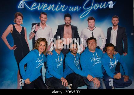 Christine Lemler, Franck Le Hen, Edouard Collin, Rodolphe Sand und David Tournay posieren für die Comedy-Show "Revenir UN Jour" am 13. Mai 2014 im Palais des Glaces in Paris. Foto von Thierry Orban/ABACAPRESS.COM Stockfoto