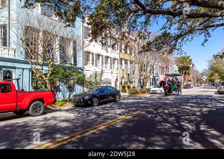 Rainbow Row in the Morning, der Name für eine Reihe von dreizehn bunten historischen Häusern in Charleston, South Carolina. Stockfoto