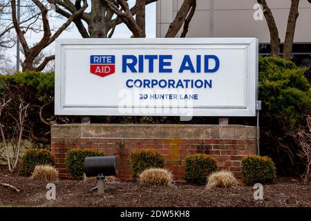 Schild des Büros der Rite Aid Corporation vor dem Hauptsitz in Pennsylvania, USA. Stockfoto