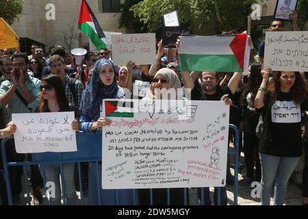 Arabisch-israelische und linke Studentenaktivisten protestieren während einer Kundgebung anlässlich des bevorstehenden Nakba-Jahrestages an der Hebräischen Universität in Jerusalem, Israel, am 14. Mai 2014 gegen den Dienst israelischer Araber in der israelischen Armee. Die Palästinenser markieren die Nakba am 15. Mai und erinnern an die Vertreibung und Flucht von Palästinensern aus ihrem Land als Folge des Krieges von 1948, der zur Gründung des jüdischen Staates führte. Foto von Marc Israel Sellem/ABACAPRESS.COM Stockfoto