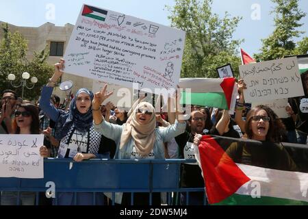 Arabisch-israelische und linke Studentenaktivisten protestieren während einer Kundgebung anlässlich des bevorstehenden Nakba-Jahrestages an der Hebräischen Universität in Jerusalem, Israel, am 14. Mai 2014 gegen den Dienst israelischer Araber in der israelischen Armee. Die Palästinenser markieren die Nakba am 15. Mai und erinnern an die Vertreibung und Flucht von Palästinensern aus ihrem Land als Folge des Krieges von 1948, der zur Gründung des jüdischen Staates führte. Foto von Marc Israel Sellem/ABACAPRESS.COM Stockfoto