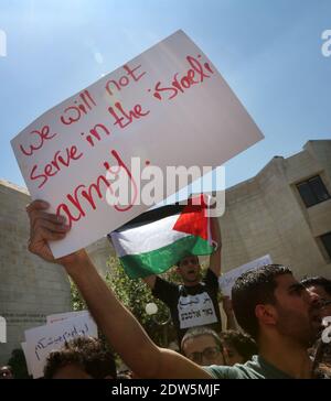 Arabisch-israelische und linke Studentenaktivisten protestieren während einer Kundgebung anlässlich des bevorstehenden Nakba-Jahrestages an der Hebräischen Universität in Jerusalem, Israel, am 14. Mai 2014 gegen den Dienst israelischer Araber in der israelischen Armee. Die Palästinenser markieren die Nakba am 15. Mai und erinnern an die Vertreibung und Flucht von Palästinensern aus ihrem Land als Folge des Krieges von 1948, der zur Gründung des jüdischen Staates führte. Foto von Marc Israel Sellem/ABACAPRESS.COM Stockfoto