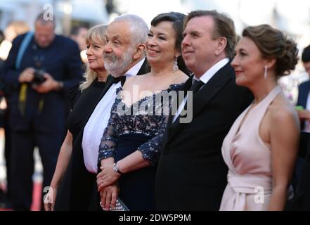 Die Produzentin Georgina Lowe, der Regisseur Mike Leigh, die Schauspieler Marion Bailey, Timothy Spall und Dorothy Atkinson bei der MR Turner-Vorführung und der Party Girl-Vorführung, die am 15. Mai 2014 im Palais des Festivals in Cannes, Frankreich, im Rahmen der 67. Filmfestspiele von Cannes stattfand. Foto von Lionel Hahn/ABACAPRESS.COM Stockfoto