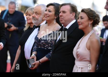 Die Produzentin Georgina Lowe, der Regisseur Mike Leigh, die Schauspieler Marion Bailey, Timothy Spall und Dorothy Atkinson bei der MR Turner-Vorführung und der Party Girl-Vorführung, die am 15. Mai 2014 im Palais des Festivals in Cannes, Frankreich, im Rahmen der 67. Filmfestspiele von Cannes stattfand. Foto von Lionel Hahn/ABACAPRESS.COM Stockfoto