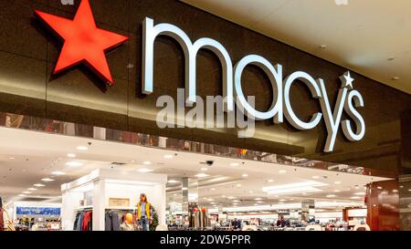 Nahaufnahme von Macy's Ladenschild in einem Einkaufszentrum in Pittsburgh, Pennsylvania, USA. Stockfoto