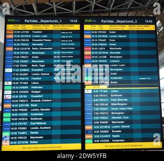 Gehen Sie mit den Abflugzeiten der Flüge am Flughafen Faro an Bord Stockfoto