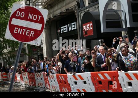 Die Zuschauer fotografieren draußen, während US-Präsident Barack Obama und Vizepräsident Joseph Biden sich am Dupont Circle Standort der Restaurantkette Shake Shack am 16. Mai 2014 in Washington, DC, mit lokalen Arbeitern treffen. Präsident Obama und Vizepräsident Joseph Biden trafen sich mit den Arbeitern, um die steigenden Investitionen in den Wiederaufbau der amerikanischen Infrastruktur für die Zukunft zu diskutieren. Foto von Alex Wong/Pool/ABACAPRESS.COM Stockfoto