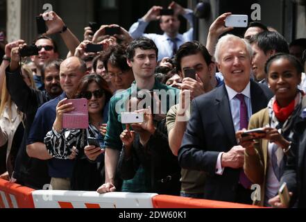 Die Zuschauer fotografieren draußen, während US-Präsident Barack Obama und Vizepräsident Joseph Biden sich am Dupont Circle Standort der Restaurantkette Shake Shack am 16. Mai 2014 in Washington, DC, mit lokalen Arbeitern treffen. Präsident Obama und Vizepräsident Joseph Biden trafen sich mit den Arbeitern, um die steigenden Investitionen in den Wiederaufbau der amerikanischen Infrastruktur für die Zukunft zu diskutieren. Foto von Alex Wong/Pool/ABACAPRESS.COM Stockfoto