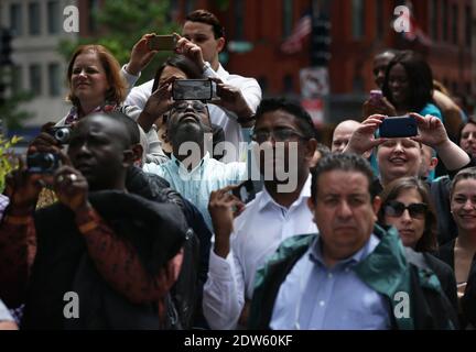 Die Zuschauer fotografieren draußen, während US-Präsident Barack Obama und Vizepräsident Joseph Biden sich am Dupont Circle Standort der Restaurantkette Shake Shack am 16. Mai 2014 in Washington, DC, mit lokalen Arbeitern treffen. Präsident Obama und Vizepräsident Joseph Biden trafen sich mit den Arbeitern, um die steigenden Investitionen in den Wiederaufbau der amerikanischen Infrastruktur für die Zukunft zu diskutieren. Foto von Alex Wong/Pool/ABACAPRESS.COM Stockfoto