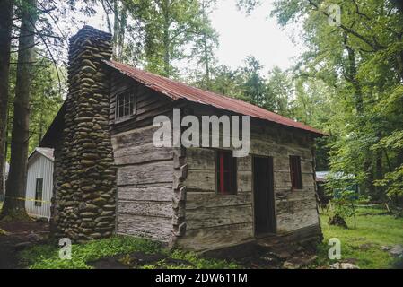 Eine alte Hütte in Elkmont, einer Geisterstadt in der Nähe von Gatlinburg, TN. Stockfoto