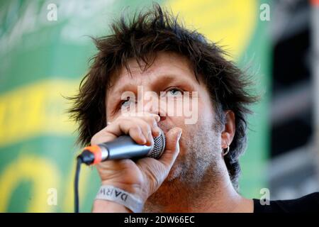 Noir Desir Ex-Frontmann Bertrand Cantat tritt mit seiner Band Detroit bei einem Konzert Eurock Ecologie zur Unterstützung der Ecologist Party Europe Ecologie-Les Verts in Bordeaux, Westfrankreich, am 17. Mai 2014 auf. Foto von Patrick Bernard/ABACAPRESS.COM Stockfoto
