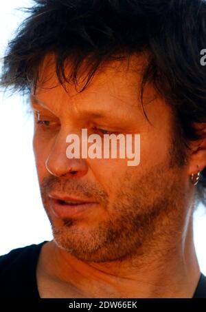 Noir Desir Ex-Frontmann Bertrand Cantat tritt mit seiner Band Detroit bei einem Konzert Eurock Ecologie zur Unterstützung der Ecologist Party Europe Ecologie-Les Verts in Bordeaux, Westfrankreich, am 17. Mai 2014 auf. Foto von Patrick Bernard/ABACAPRESS.COM Stockfoto