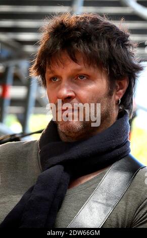 Noir Desir Ex-Frontmann Bertrand Cantat tritt mit seiner Band Detroit bei einem Konzert Eurock Ecologie zur Unterstützung der Ecologist Party Europe Ecologie-Les Verts in Bordeaux, Westfrankreich, am 17. Mai 2014 auf. Foto von Patrick Bernard/ABACAPRESS.COM Stockfoto