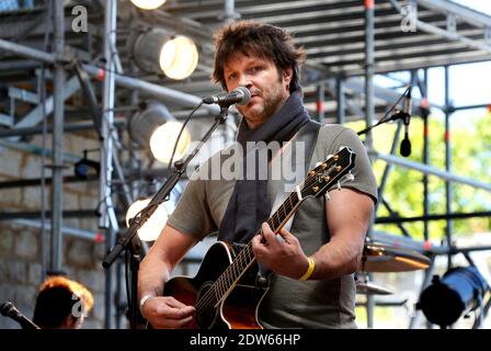 Noir Desir Ex-Frontmann Bertrand Cantat tritt mit seiner Band Detroit bei einem Konzert Eurock Ecologie zur Unterstützung der Ecologist Party Europe Ecologie-Les Verts in Bordeaux, Westfrankreich, am 17. Mai 2014 auf. Foto von Patrick Bernard/ABACAPRESS.COM Stockfoto