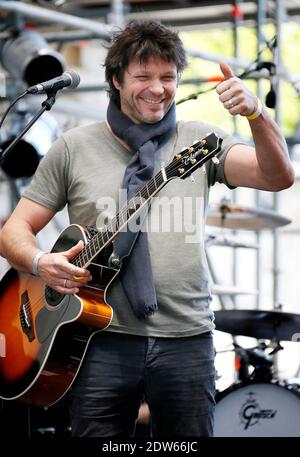 Noir Desir Ex-Frontmann Bertrand Cantat tritt mit seiner Band Detroit bei einem Konzert Eurock Ecologie zur Unterstützung der Ecologist Party Europe Ecologie-Les Verts in Bordeaux, Westfrankreich, am 17. Mai 2014 auf. Foto von Patrick Bernard/ABACAPRESS.COM Stockfoto