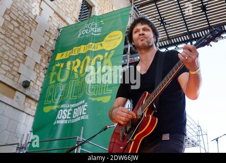 Noir Desir Ex-Frontmann Bertrand Cantat tritt mit seiner Band Detroit bei einem Konzert Eurock Ecologie zur Unterstützung der Ecologist Party Europe Ecologie-Les Verts in Bordeaux, Westfrankreich, am 17. Mai 2014 auf. Foto von Patrick Bernard/ABACAPRESS.COM Stockfoto
