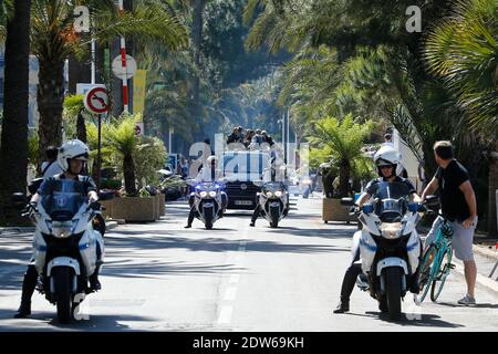 'The Expendables 3 Cast including Sylvester Stallone, Arnold Schwarzenegger, Harrison Ford, Mel Gibson, Antonio Banderas, Jason Statham, Wesley Snipes, Dolph Lundgren, Kellan Lutz, Kelsey Grammer, Ronda Rousey und Randy Couture fahren zwei gepanzerte Fahrzeuge, die sie entlang der Strandpromenade von Croisette zu ihrer Pressekonferenz im Carlton Hotel führen, Im Rahmen der 67. Filmfestspiele von Cannes, am 18. Mai 2014 in Cannes, Südfrankreich. Foto von ABACAPRESS.COM Stockfoto