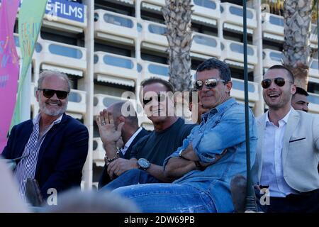 'The Expendables 3 Cast including Sylvester Stallone, Arnold Schwarzenegger, Harrison Ford, Mel Gibson, Antonio Banderas, Jason Statham, Wesley Snipes, Dolph Lundgren, Kellan Lutz, Kelsey Grammer, Ronda Rousey und Randy Couture fahren zwei gepanzerte Fahrzeuge, die sie entlang der Strandpromenade von Croisette zu ihrer Pressekonferenz im Carlton Hotel führen, Im Rahmen der 67. Filmfestspiele von Cannes, am 18. Mai 2014 in Cannes, Südfrankreich. Foto von ABACAPRESS.COM Stockfoto