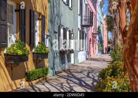 Rainbow Row in the Morning, der Name für eine Reihe von dreizehn bunten historischen Häusern in Charleston, South Carolina. Stockfoto