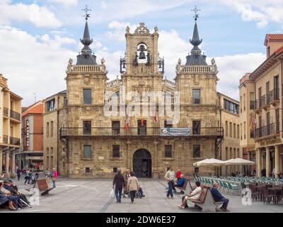 Menschen auf dem Hauptplatz (Plaza Mayor) vor der barocken Fassade des Rathauses aus dem 17. Jahrhundert -Astorga, Kastilien und Leon, Spanien Stockfoto