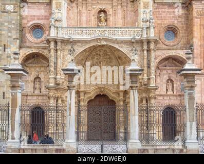 Der untere Teil der Fassade und der Haupteingang der Kathedrale Santa Maria - Astorga, Kastilien und Leon, Spanien Stockfoto