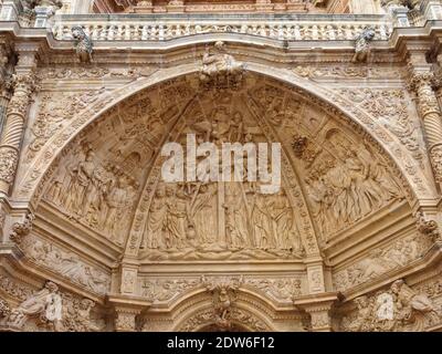 Schöne Steinreliefs im Portal der Kathedrale Santa Maria - Astorga, Kastilien und Leon, Spanien Stockfoto