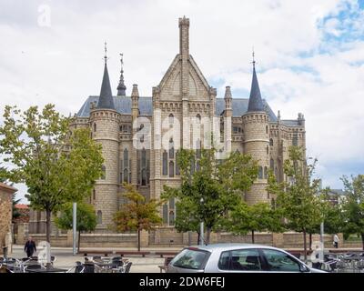 Episcopal Palace wurde im katalanischen Modernismus Stil von Antoni Gaudi entworfen und wurde zwischen 1889 und 1913 gebaut - Astorga, Kastilien und Leon, Spanien Stockfoto