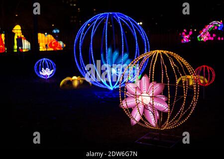 Nahaufnahme von Lichtinstallationen von Kugeln mit Blumen, verschiedenen Formen und Farben beim Chinesischen Lichterfest im Limanski Park in Novi Sad. Stockfoto