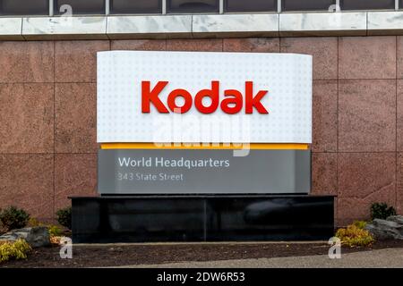 Nahaufnahme des Firmenzeichens von Kodak ist am 3. März 2020 vor dem Hauptsitz in Rochester, NY, USA, zu sehen. Stockfoto