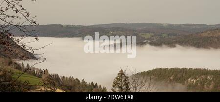 Blick vom Wanderweg nach Chasseral in ein Tal gefüllt Mit Nebel Stockfoto