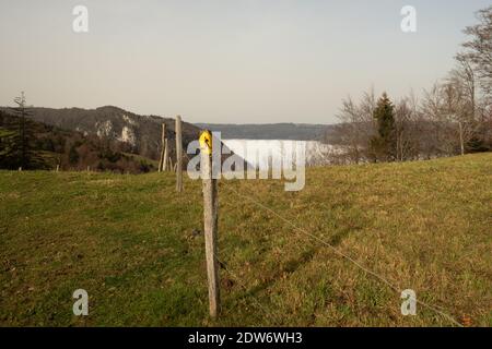 Blick vom Wanderweg nach Chasseral über Hügel und Täler Mit Nebel gefüllt Stockfoto