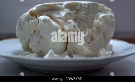 Hüttenkäse in einer Platte Nahaufnahme, frischer Quark. Stockfoto