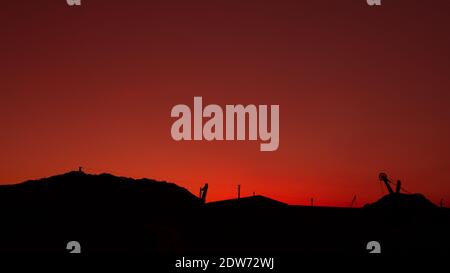 Schöner Sonnenuntergang, vor der Kulisse der Landschaft und Berge, unglaublicher Sonnenuntergang. Stockfoto