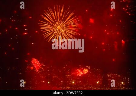 Feuerwerk am dunklen Himmel.Neujahrsfeuerwerk in Brasilien Stockfoto