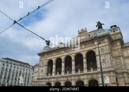 Telefonkabel schneiden den Blick vor die Wiener Staatsoper in Wien, Österreich. Renaissance-Architektur Stockfoto