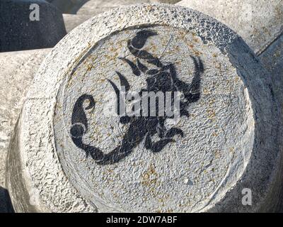Zeichnung des Skorpions auf dem Wellenbrecher in Penitsch Stockfoto